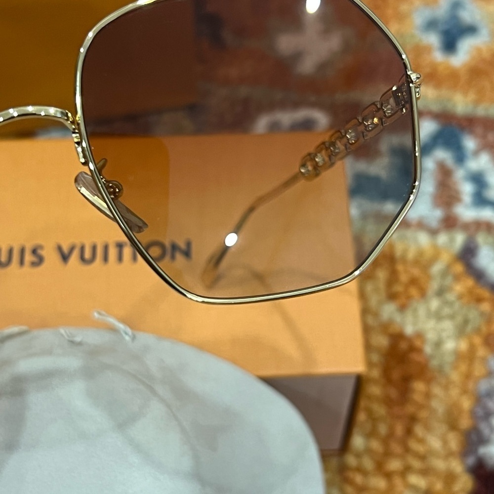 🎉Authentic Louis Vuitton: My LV Chain Round Sunglasses🎉Makes a Perfect Gift! - Picture 14 of 16